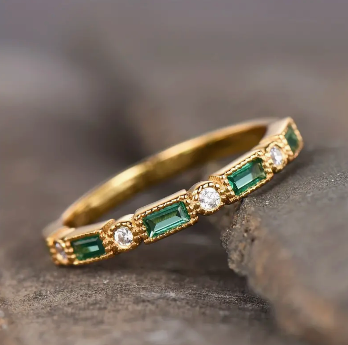 Bague incrustation de cristaux verts plaqué or