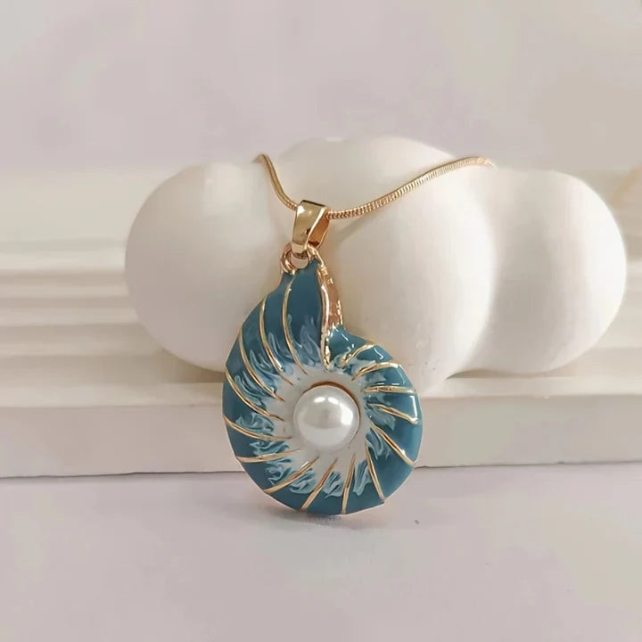 Collier de perles et de coquillages bleus