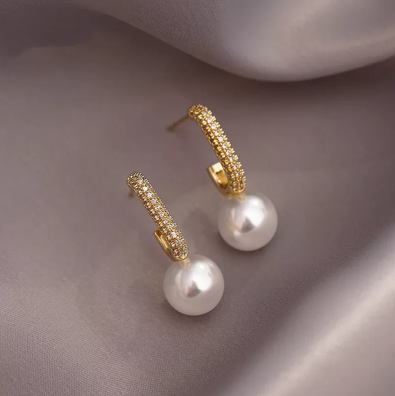 Boucles d'oreilles élégantes et brillantes avec perles