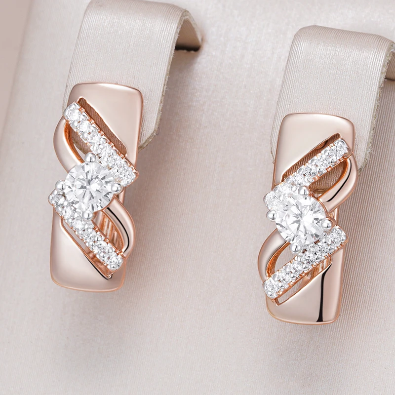Boucles d'oreilles élégantes, courbes et brillantes