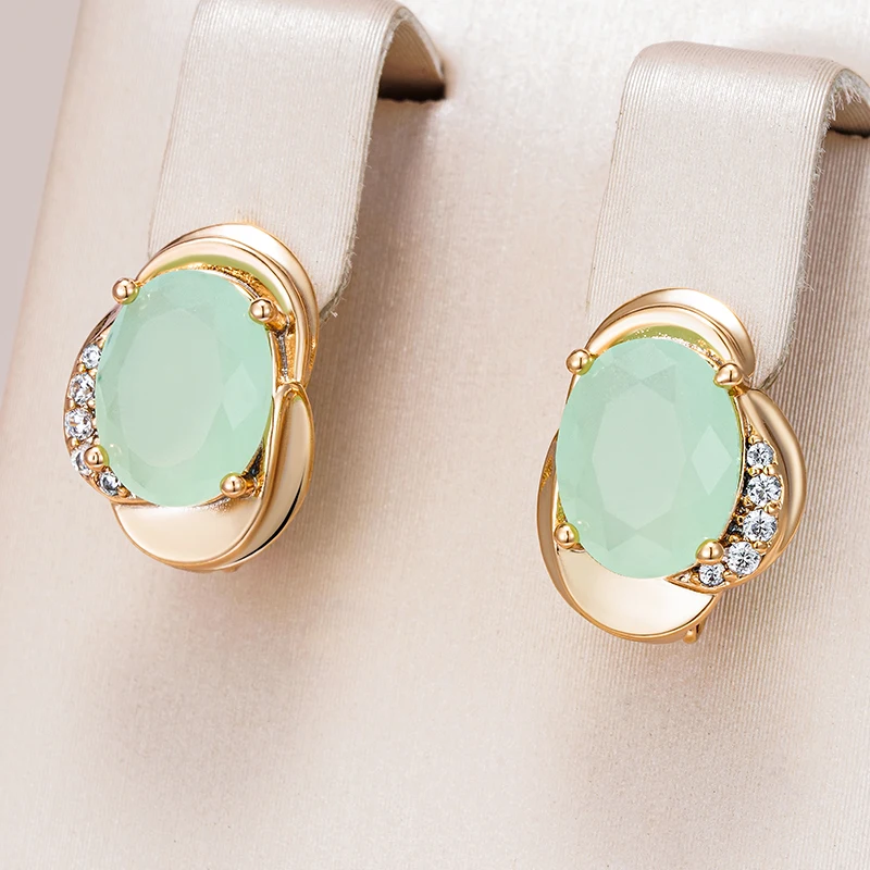 Elégantes boucles d'oreilles rondes vertes et brillantes en or