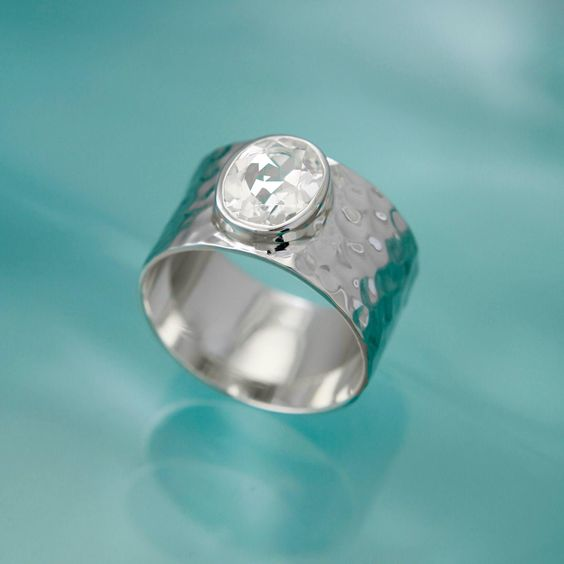 Bague vintage en argent avec zirconium blanc