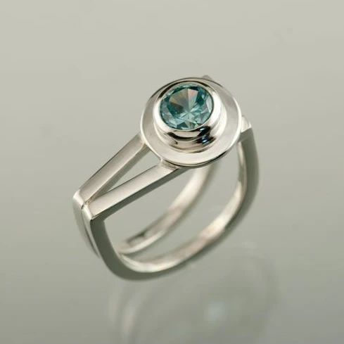 Bague verte en argent avec cristaux