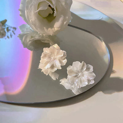 Boucles d'Oreilles à Fleurs Blanches en Or