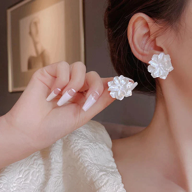 Boucles d'Oreilles à Fleurs Blanches en Or