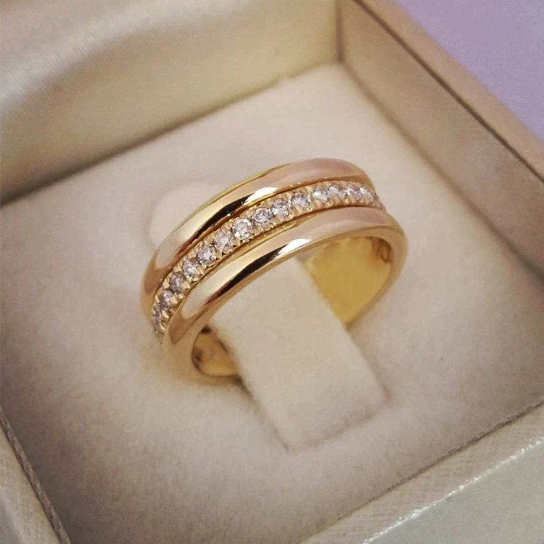 Élégante bague en or avec incrustation de zirconium