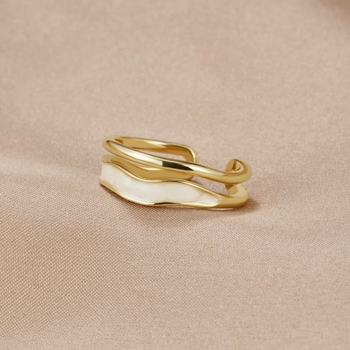 Bague élégante en or avec émail blanc